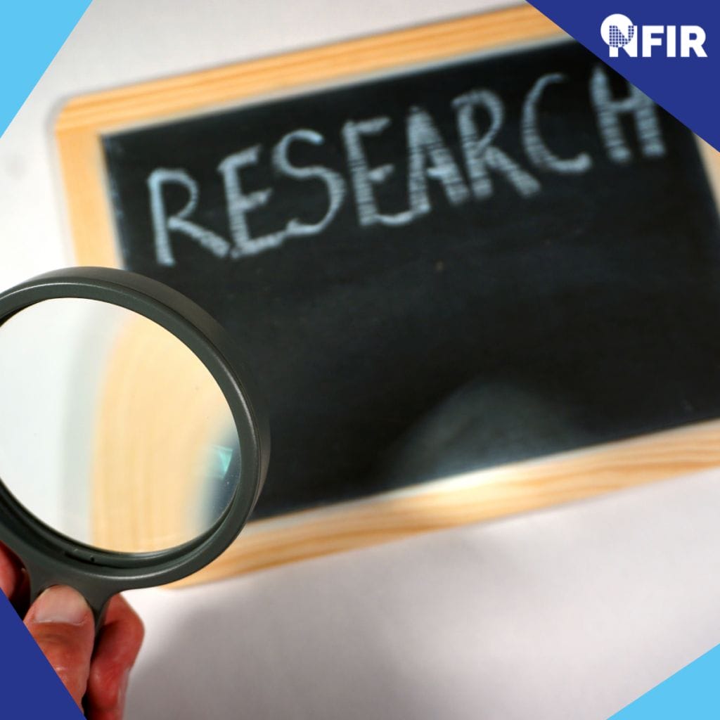Een hand houdt een vergrootglas vast voor een krijtbord met het woord "RESEARCH" erop, wat symbool staat voor beveiligingsmonitoring; in de hoek verschijnt het FIR-logo.