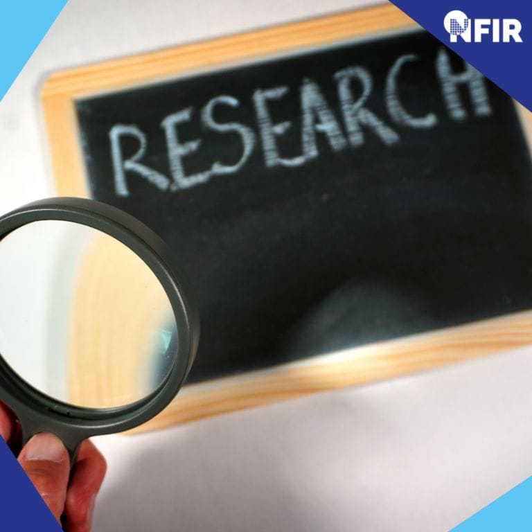 Een hand houdt een vergrootglas vast voor een krijtbord met het woord "RESEARCH" erop, wat symbool staat voor beveiligingsmonitoring; in de hoek verschijnt het FIR-logo.