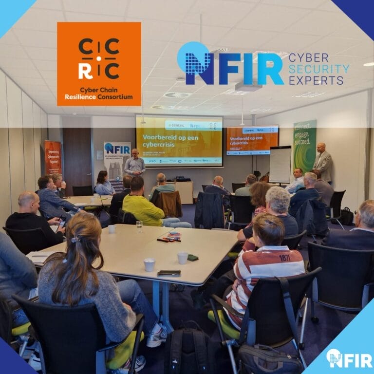 Deelnemers nemen deel aan een seminar over cyberbeveiliging in een vergaderzaal, waar presentatoren praten over de aanpak van incidenten in de buurt van schermen waarop een presentatie over de paraatheid bij cybercrises wordt getoond. Logo's zijn zichtbaar op muren en schermen.