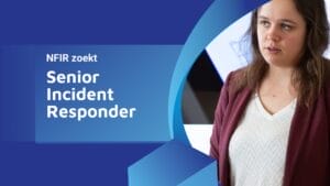 Een vrouw staat naast een tekst op een blauwe achtergrond met de tekst "NFIR zoekt Senior Incident Responder", waarmee expertise in incidentrespons en beveiligingsmonitoring wordt benadrukt.