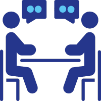 Twee mensen zitten tegenover elkaar aan een tafel, elk met een tekstballon boven hun hoofd met twee stippen, wat duidt op een discussie over cyberbeveiliging of incidentrespons.