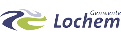 Logo van de gemeente Lochem met abstracte blauwe en groene vormen, met de tekst "Gemeente Lochem" in blauw op een witte achtergrond, als symbool voor de toewijding aan cyberveiligheid en digitale veiligheid.