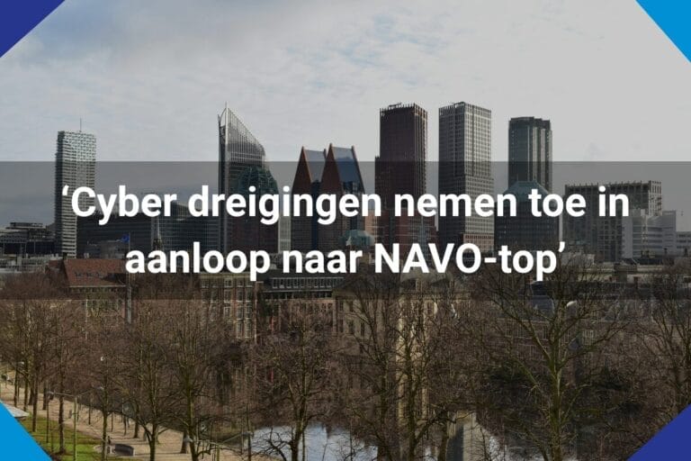 Een skyline van een stad met moderne gebouwen; een Nederlandse tekst overlay luidt: "Cyber dreigingen nemen toe in aanloop naar NAVO-top," met de nadruk op toenemende cyberdreigingen en de noodzaak van veiligheidsmonitoring vóór de NAVO-top.