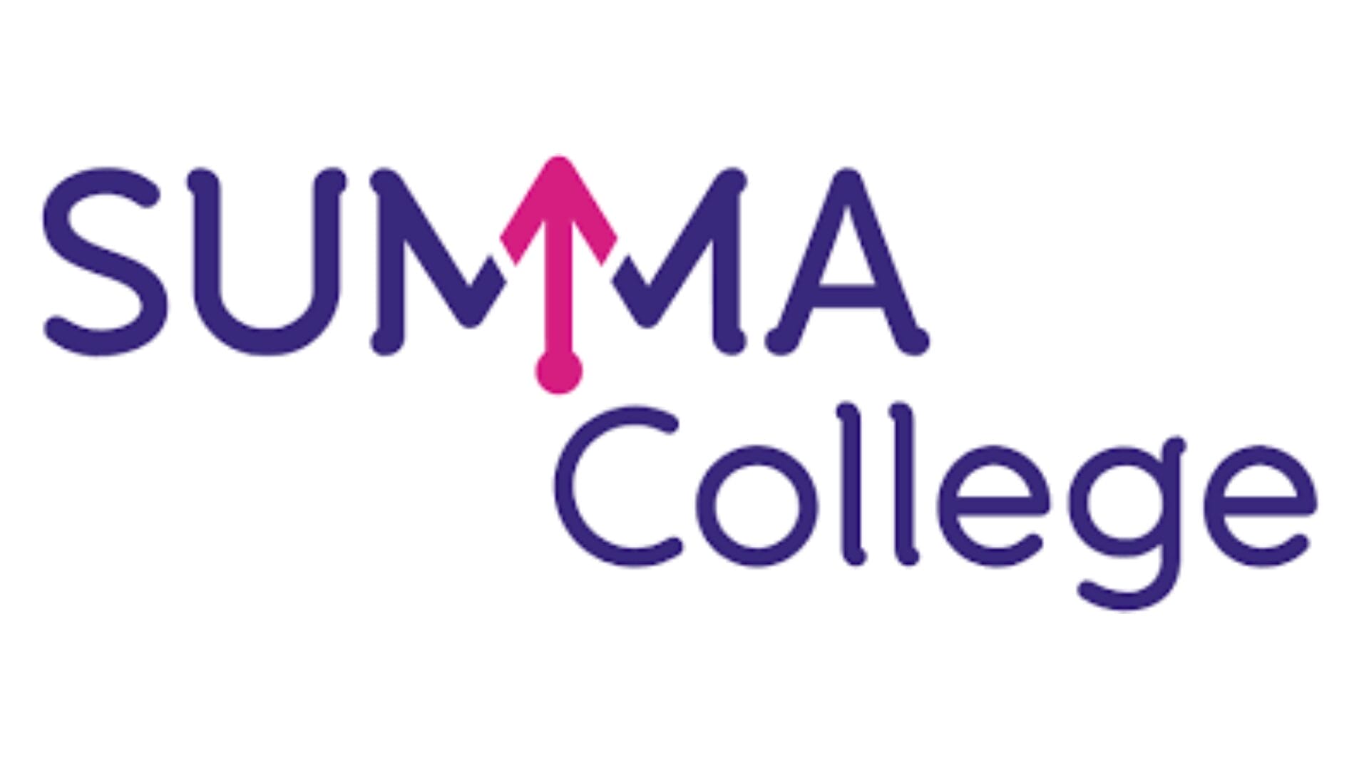 Summa College logo with “SUMMA” in bold purple letters, a pink upward arrow in the "M," and “College” below in thinner purple text, reflecting their focus on Cyberbeveiliging and security monitoring.